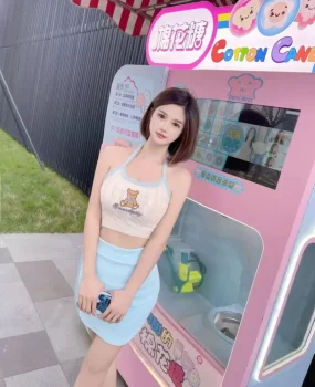 三点粉嫩年轻小妹