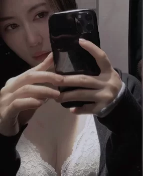 骚气大眼睛气质少妇颜值高，逼紧水多，操起来更有味道