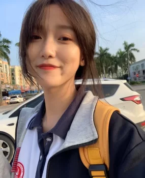 大奶母狗求我操她给我舔鸡巴